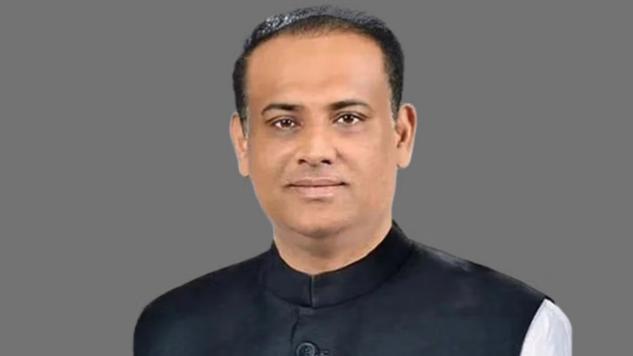 সাবেক মন্ত্রী, জাবেদের চেক দিয়ে ১ কোটি ৭৬ লাখ টাকা উত্তোলন, কর্মকর্তা আটক